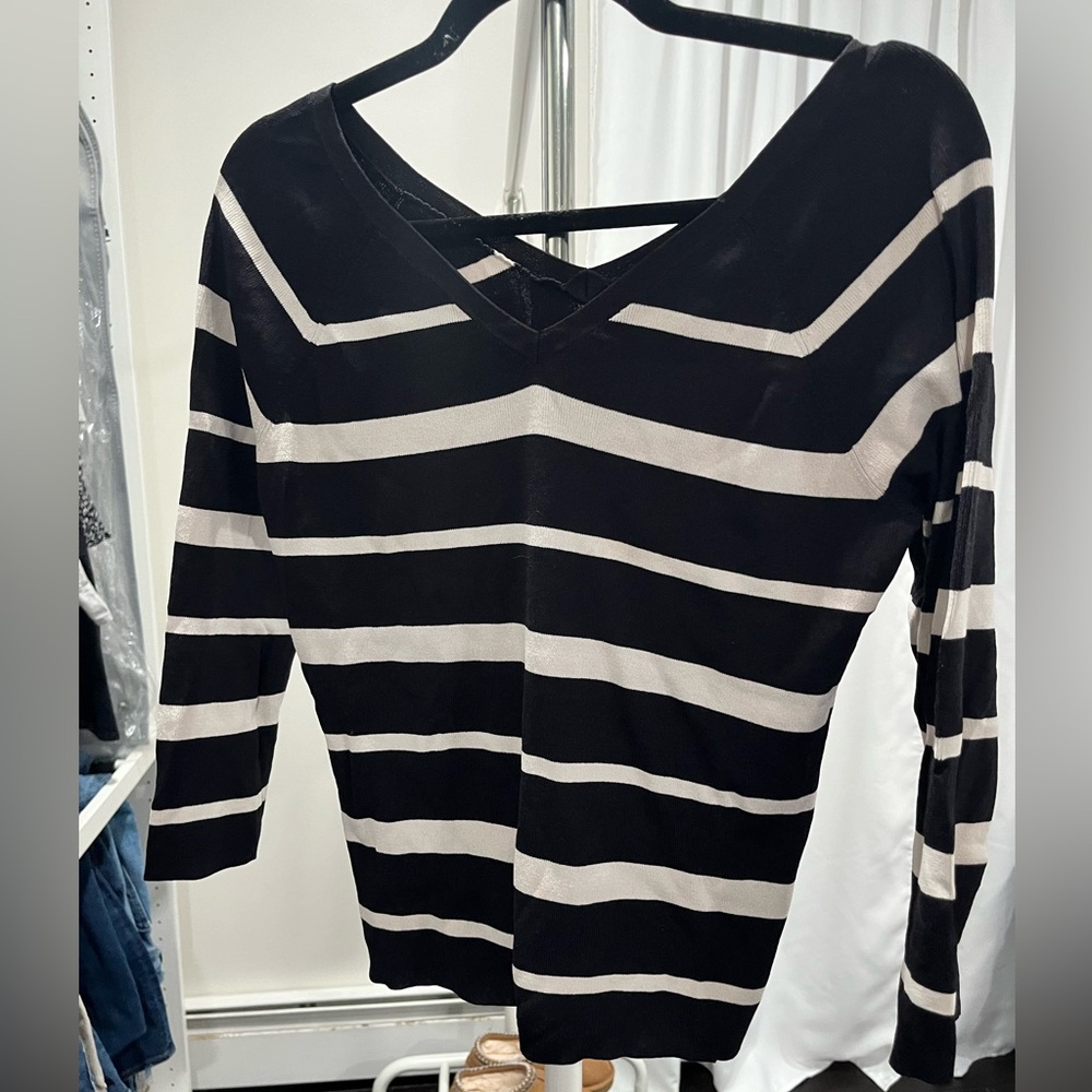 Apostrophe black and white top